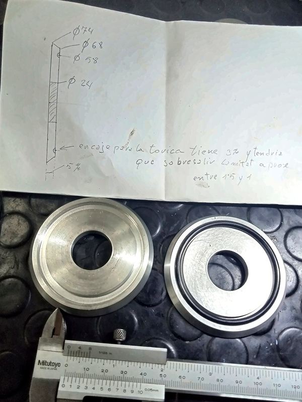 Arandelas de aluminio terminadas junto al croquis del cliente